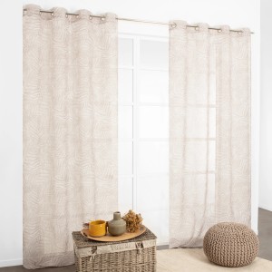 Tenda a pannello beige t.b.t. con motivo a foglie davanti alla finestra.