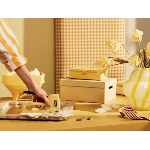 Cucitrice manuale gialla Rapid R53 Blomster che graffetta carta su un tavolo.