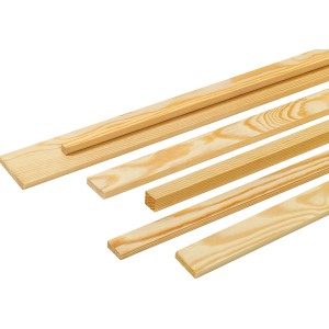 Diverse listelli in legno piallato in tonalità legno chiaro.