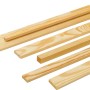 Diverse listelli in legno piallato in tonalità legno chiaro.