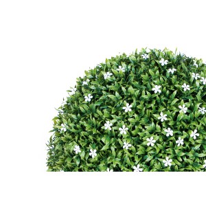 Palla decorativa verde per giardino con piccoli fiori bianchi.