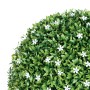 Palla decorativa verde per giardino con piccoli fiori bianchi.