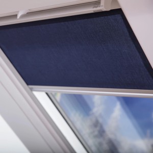 Tenda oscurante manuale blu Velux per finestre da tetto, riduce la luce e offre privacy.
