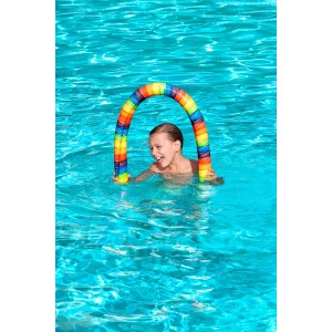 Bambino con colorata noodle da piscina. Accessorio piscina.