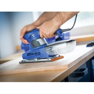 Levigatrice orbitale LUX blu che leviga una superficie in legno. Utensile abrasivo per lavori di precisione.