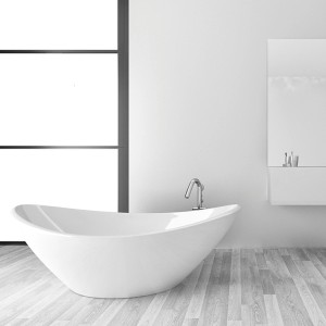 Bagno con vasca bianca e pittura per interni. Atmosfera luminosa e accogliente.