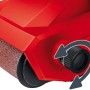 Dettaglio della levigatrice a nastro rossa Einhell TC-BS 8038 con nastro abrasivo e rotella di regolazione.