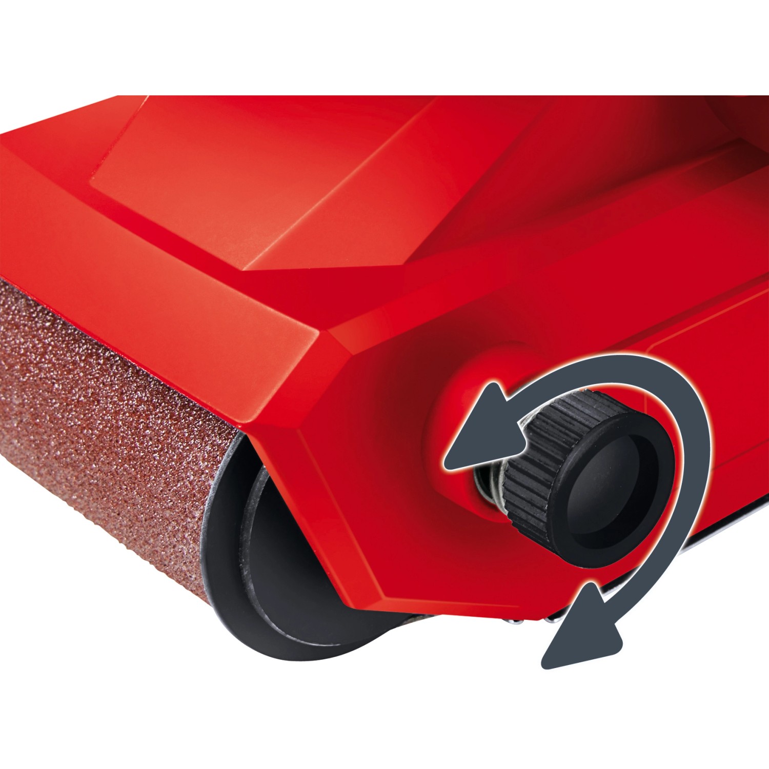 Dettaglio della levigatrice a nastro rossa Einhell TC-BS 8038 con nastro abrasivo e rotella di regolazione.