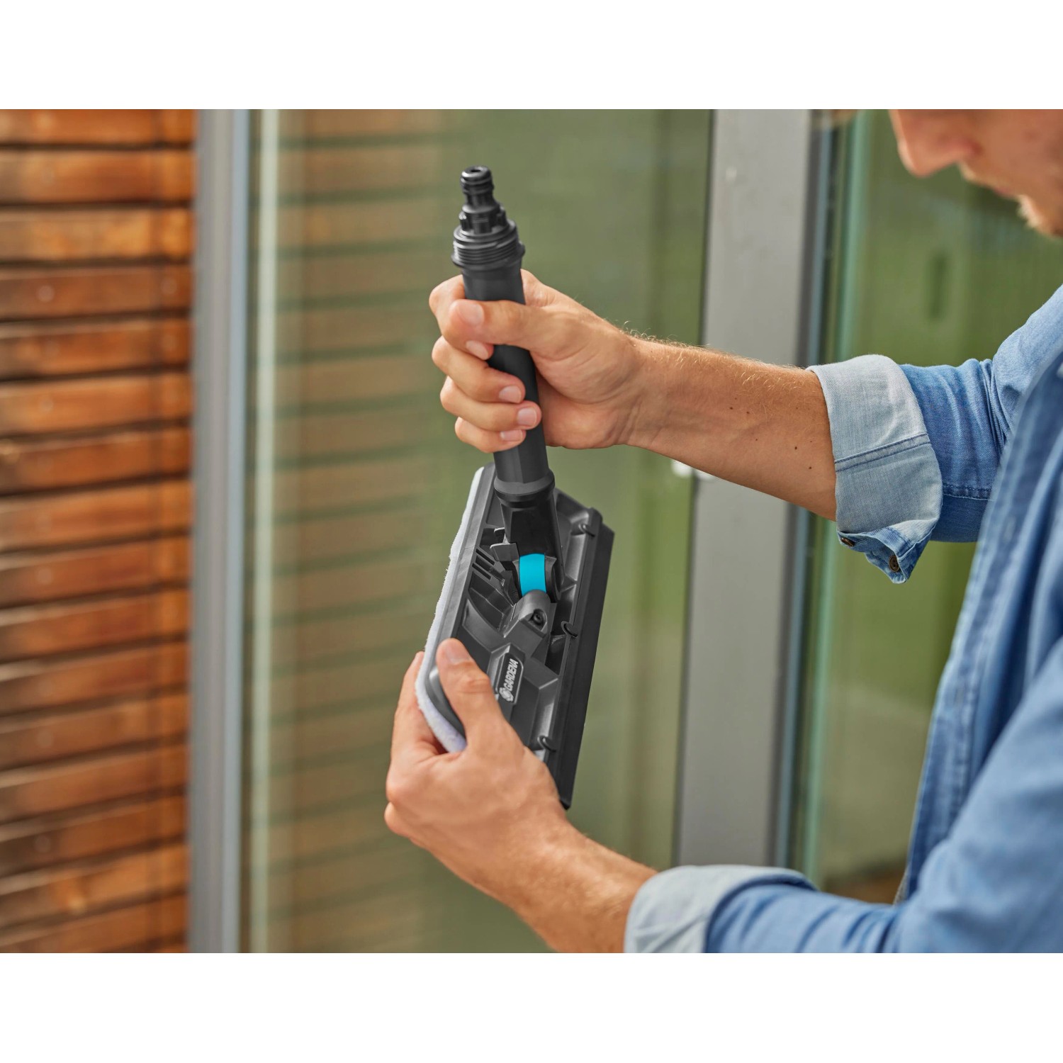 Gardena Cleansystem tergi vetro con microfibra e labbro in uso.