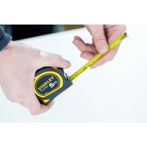 Flessometro Stanley Tylon, lunghezza 5 m, larghezza 19 mm, tenuto in mano.