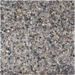 Primo piano di una lastra per pavimentazione esterna con piccoli ciottoli decorativi grigi.