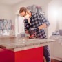 Levigatrice rotorbitale a batteria Einhell Power X-Change TE-RS 18 Li Solo mentre leviga un pannello di legno.
