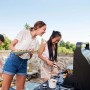 Gruppo che griglia all'aperto con barbecue a gas t.b.t. Divertimento con gli amici.