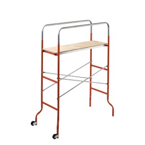 Trabattello t.b.t. con telaio rosso, montanti argentati e piattaforma in legno.