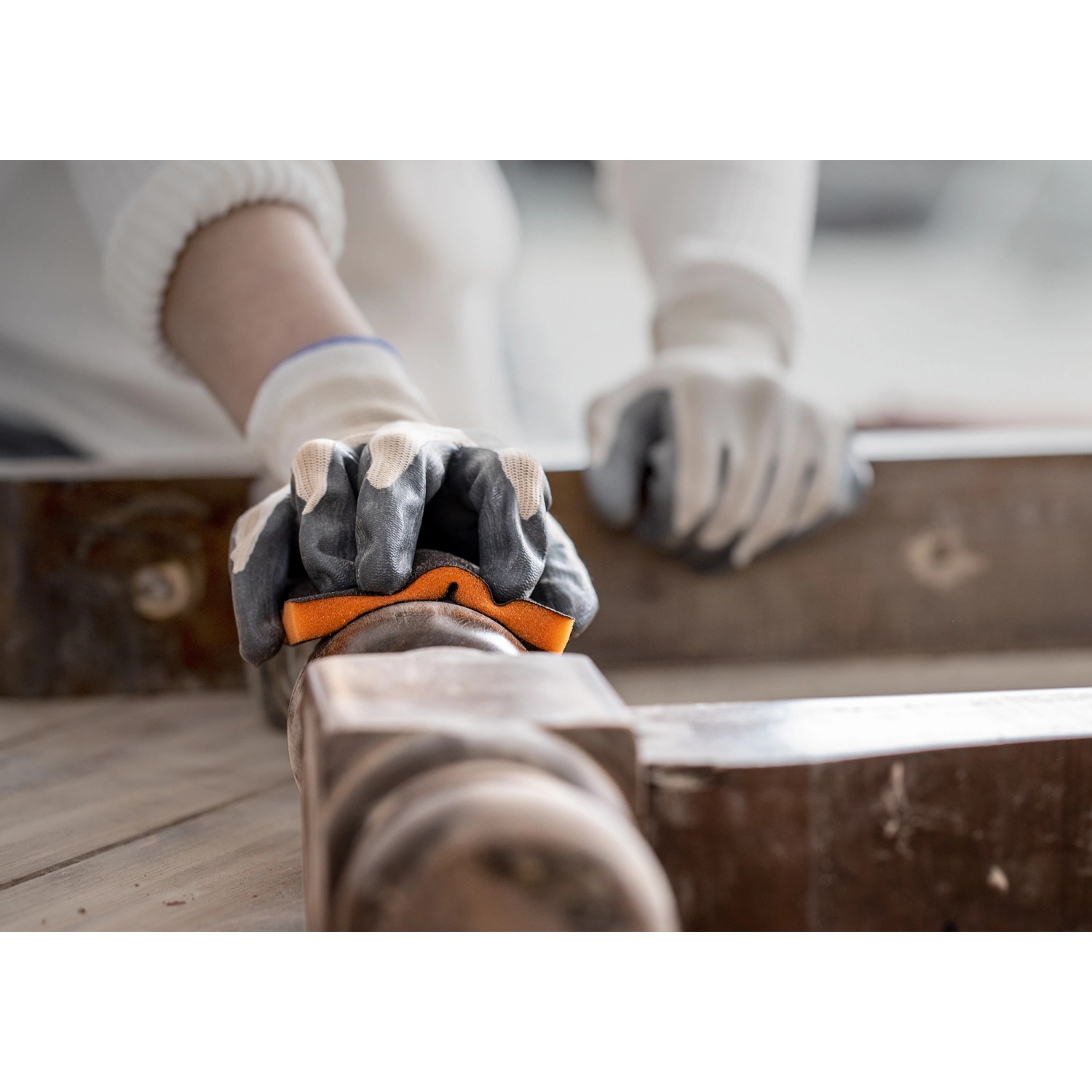 Spugna abrasiva Bosch Expert per legno e vernice in uso per levigare il legno.