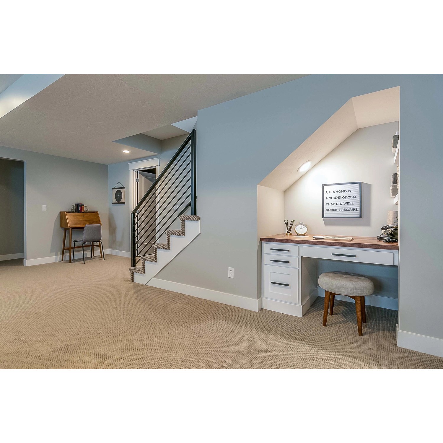 Stanza luminosa con scale, scrivania e sedia. Pittura per interni bianca t.b.t.