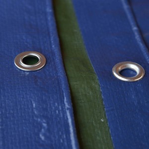 Dettaglio di un telo di copertura blu con occhielli. Categoria: Teli di copertura.