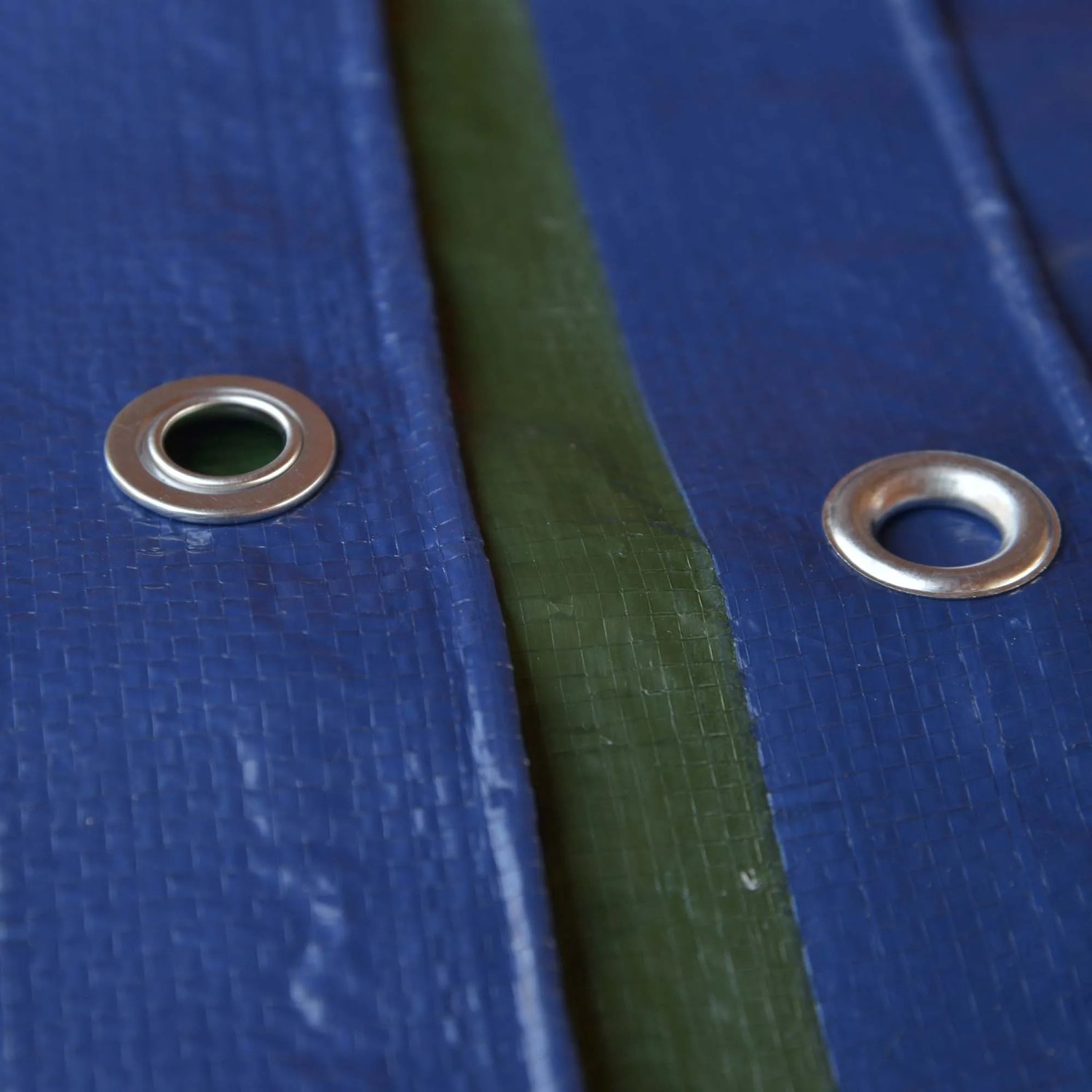 Dettaglio di un telo di copertura blu con occhielli. Categoria: Teli di copertura.