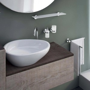 Scena bagno con lavabo, rubinetto e accessori per doccia.