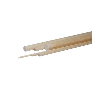 Listelli in legno grezzo di diverse dimensioni, legno chiaro.