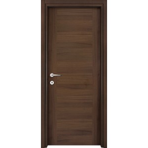 Porta interna marrone con venature orizzontali e maniglia argento.