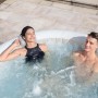 Set cuscini poggiatesta Bestway LAY-Z-SPA in idromassaggio con coppia rilassata.