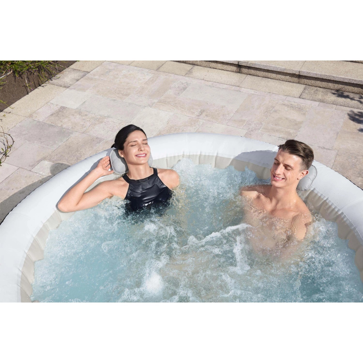 Set cuscini poggiatesta Bestway LAY-Z-SPA in idromassaggio con coppia rilassata.