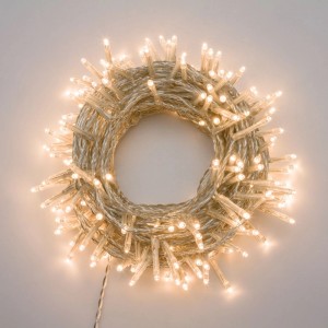 Catena luminosa da esterno arrotolata con LED bianco caldo.