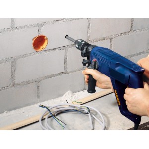 Punta per muro LUX Comfort in uso su una parete con foro e cavi.