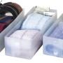 Tre organizer t.b.t. trasparenti per vestiti e accessori nell'armadio.