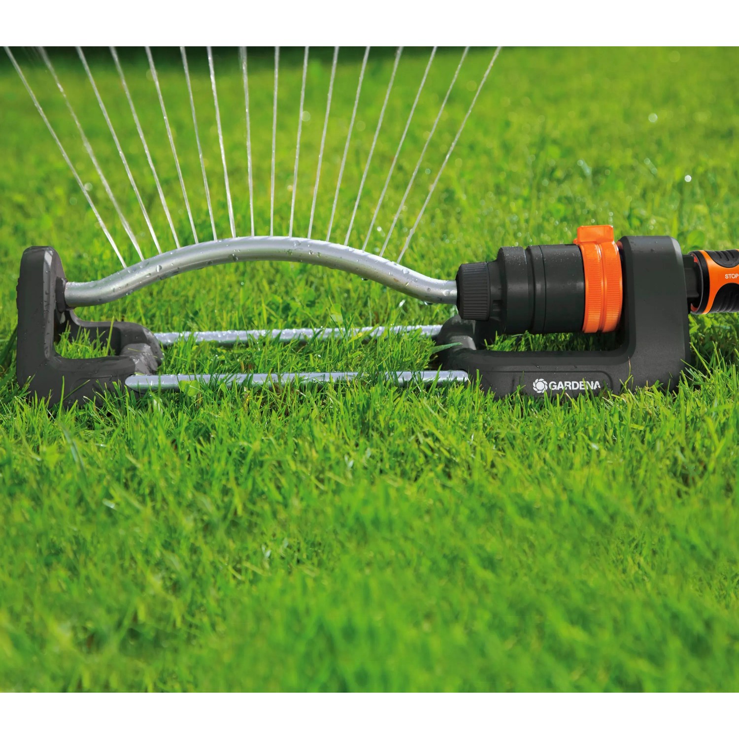 Irrigatore Gardena Aqua S 220 m² in azione su prato, irrigazione.