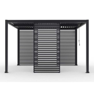 Gazebo nero con tetto e pareti a lamelle, accessorio per il giardino.