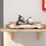 Fasciatoio in legno con peluche montato a parete.
