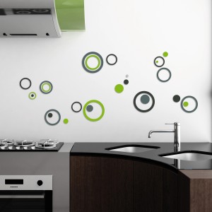 Adesivi murali cerchi in verde e grigio come decorazione murale in cucina.