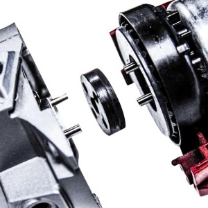 Dettaglio: Componenti della smerigliatrice angolare a batteria Einhell TE-AG 18/115 Li, motore e cambio disaccoppiati.