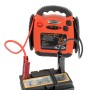 Booster di avviamento arancione con morsetti su batteria auto per manutenzione e riparazione.