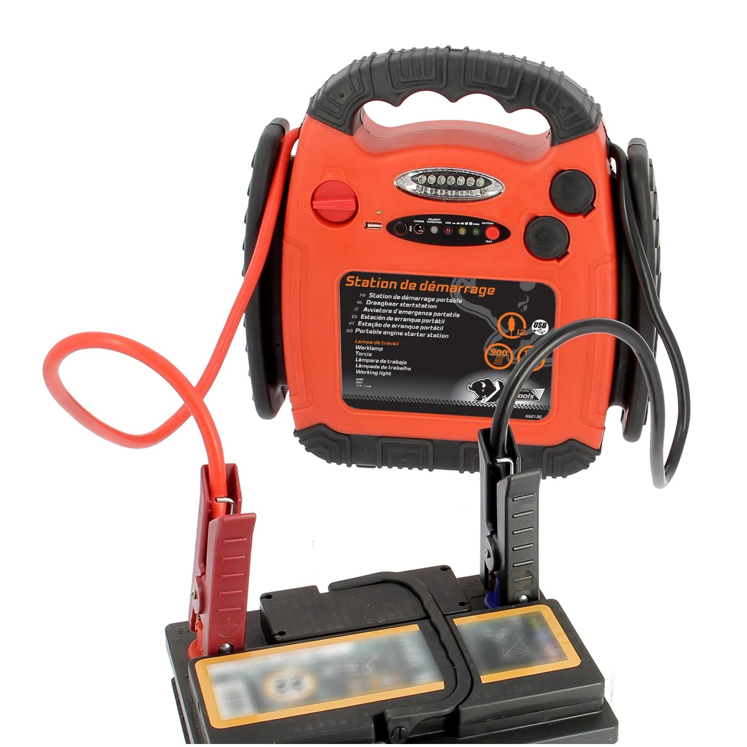 Booster di avviamento arancione con morsetti su batteria auto per manutenzione e riparazione.