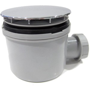 Raccordo di scarico per piatto doccia con coperchio cromato e corpo grigio.