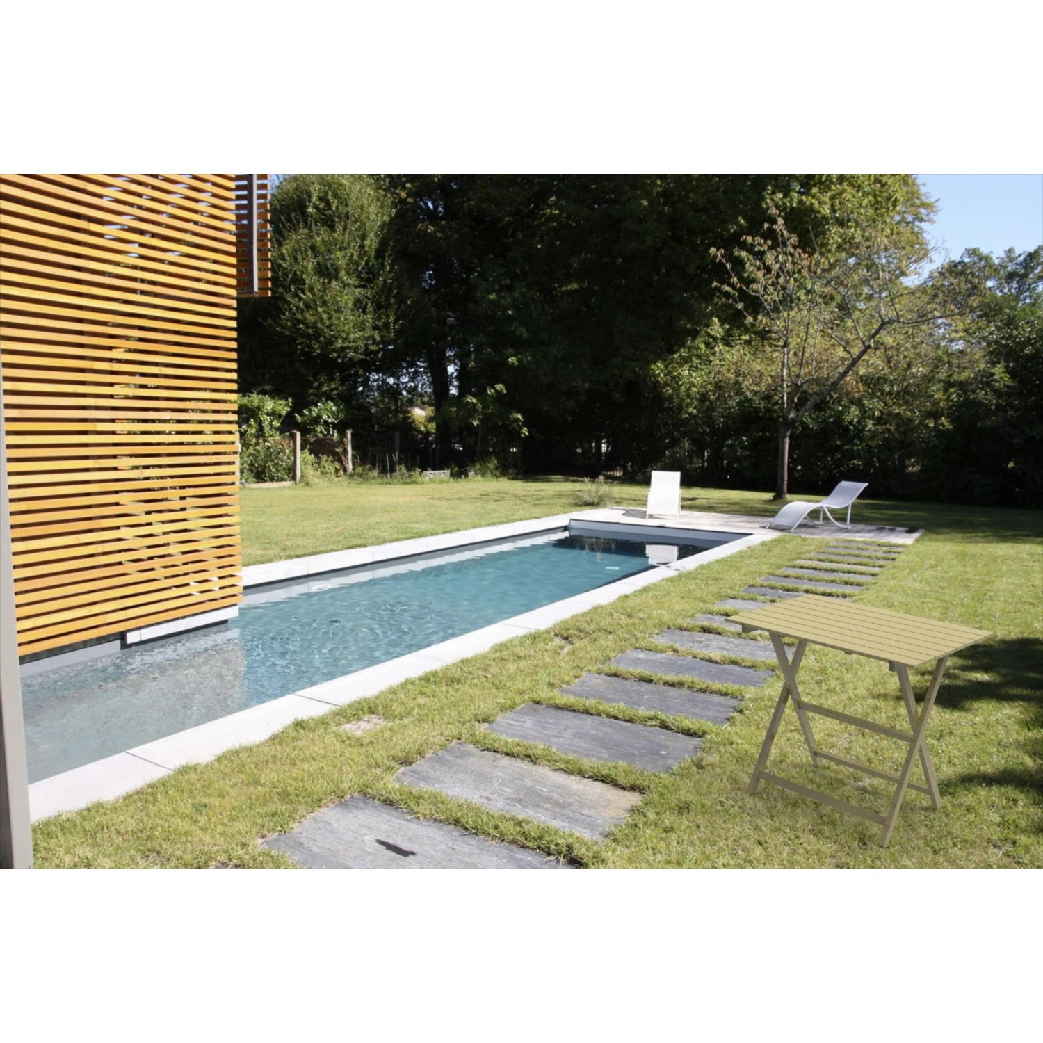 Tavolo da giardino pieghevole all'aperto vicino a piscina e lettini.