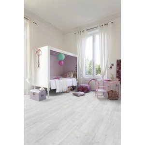 Stanza luminosa con pavimento vinilico Gerflor Hella White effetto legno. Autoadesivo e facile da pulire.