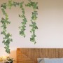 Adesivi murali edera come decorazione da parete in camera da letto.