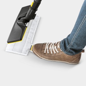 Panno per pavimenti in microfibra Kärcher in uso con passante per il cambio sull'ugello per pavimenti del pulitore a vapore Kärcher.