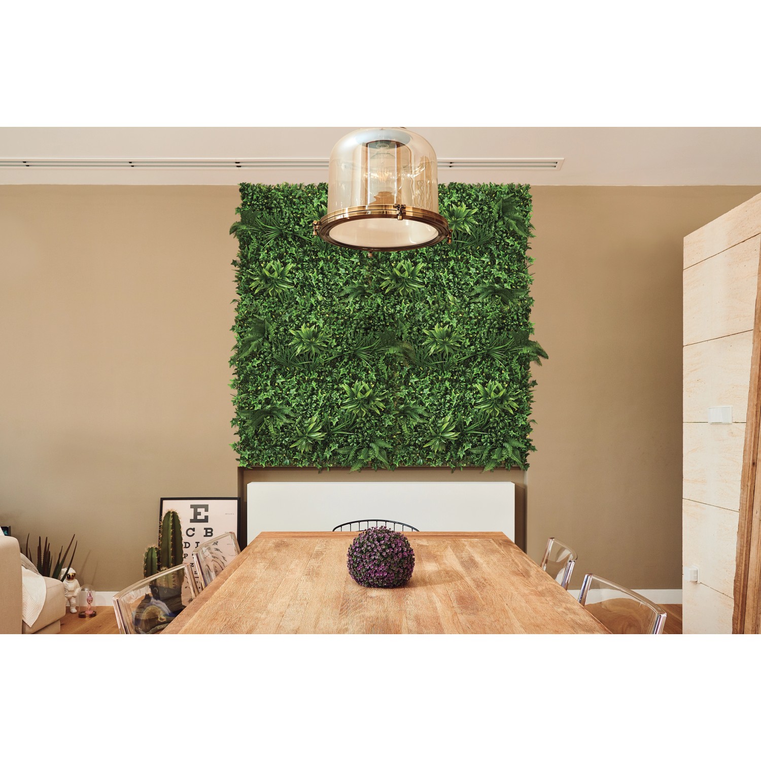 Pannello decorativo verde t.b.t. come frangivista in soggiorno sopra il tavolo da pranzo.