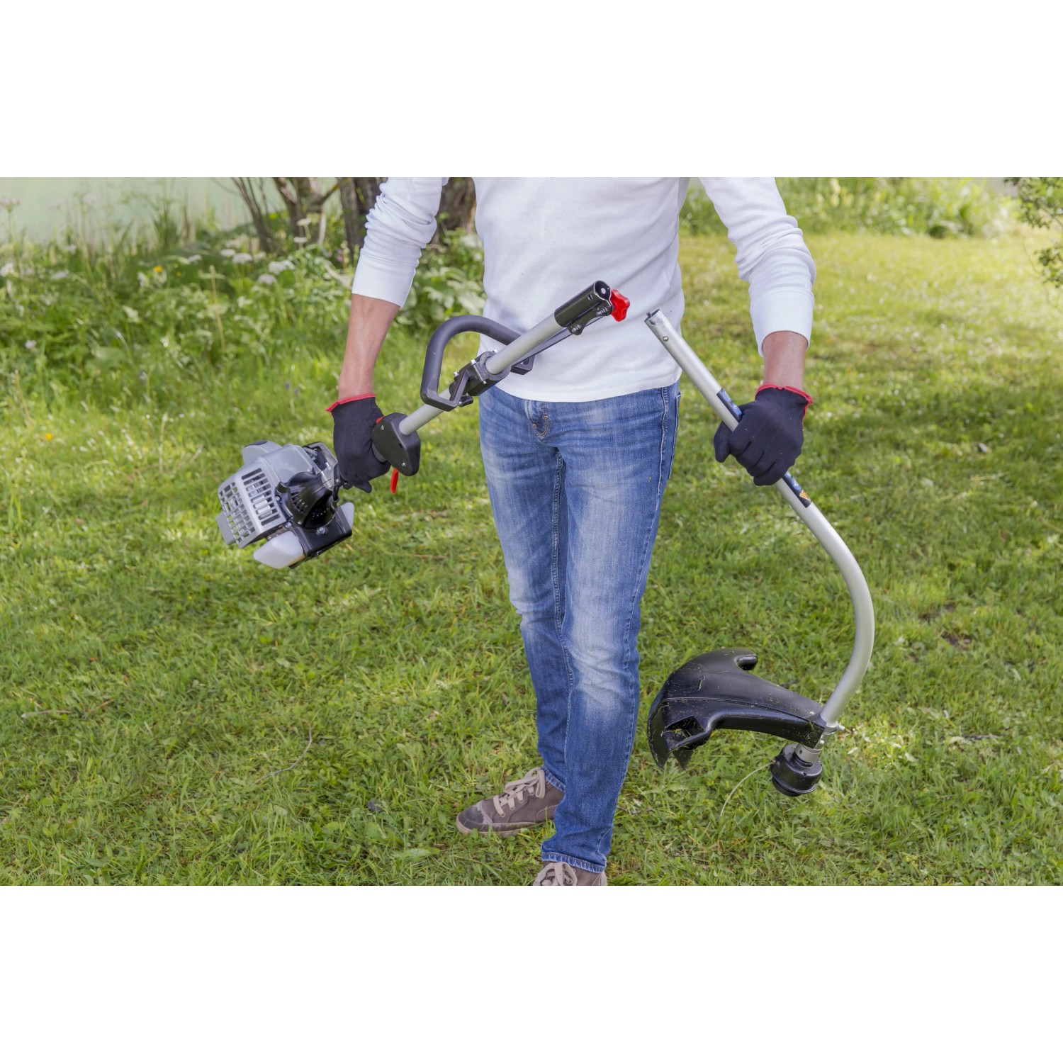 Decespugliatore a benzina Al-Ko BC 223 L-S con albero divisibile per un facile trasporto.
