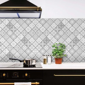 Alzatina cucina con decoro piastrelle t.b.t. in grigio e bianco sopra il fornello