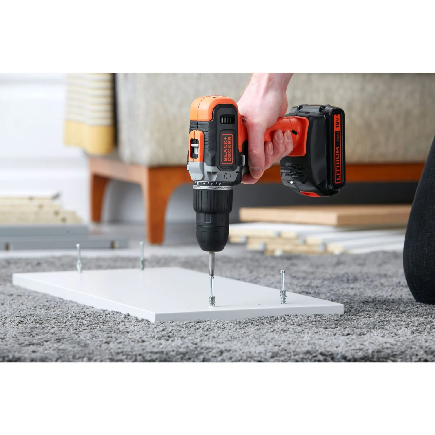 Avvitatore a percussione Black+Decker BCD003 avvita in una tavola bianca.