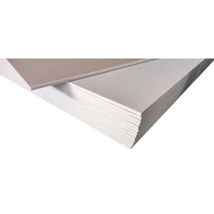 Pila di pannelli in cartongesso grigio per interni.