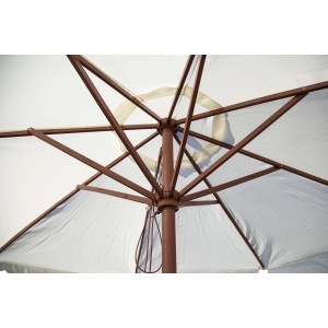 Dettaglio dell'ombrellone da balcone t.b.t., vista dal basso della struttura e del rivestimento bianco.