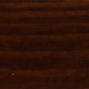 Primo piano di legno trattato con impregnante scuro e lucido.