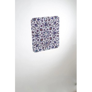 Gancio a muro con motivo floreale per accessori e contenitori.